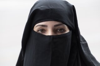 Les présentatrices TV afghanes doivent se couvrir quasi intégralement.